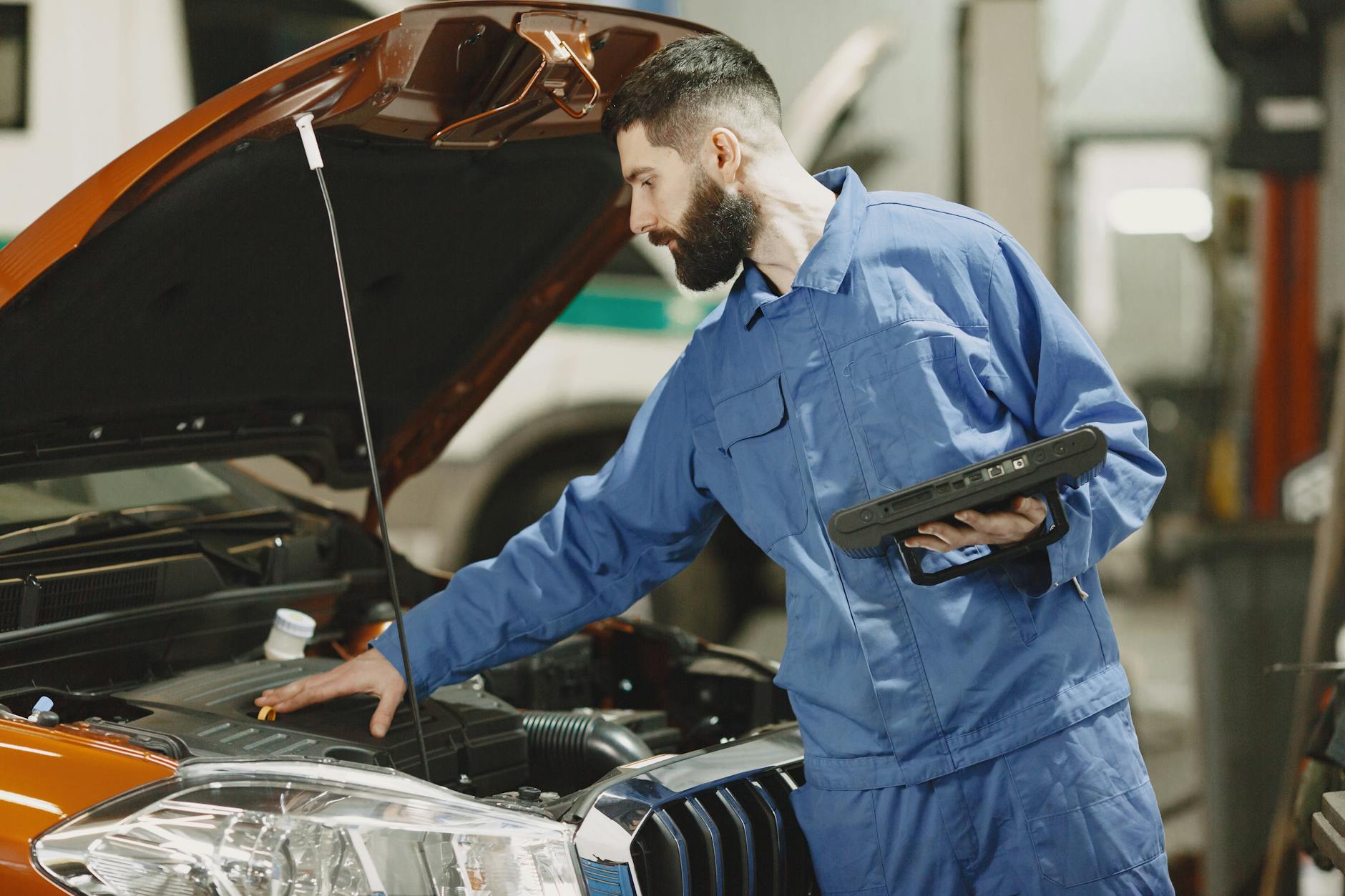 Mechanik sprawdza silnik Fiata Stilo w warsztacie