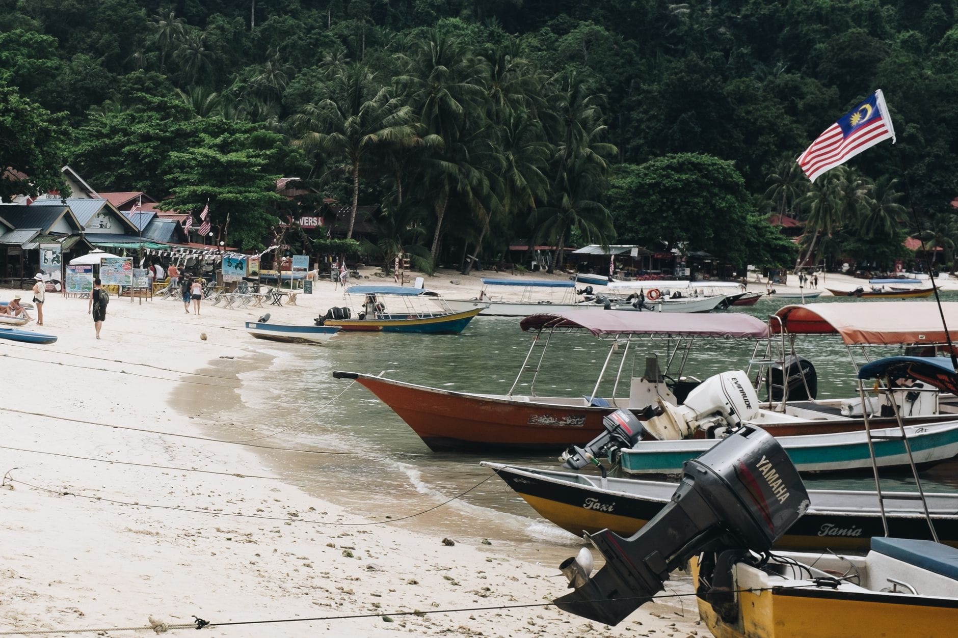 Łodzie rybackie na spokojnej plaży w Terengganu w Malezji Łodzie rybackie na spokojnej plaży w Terengganu w Malezji