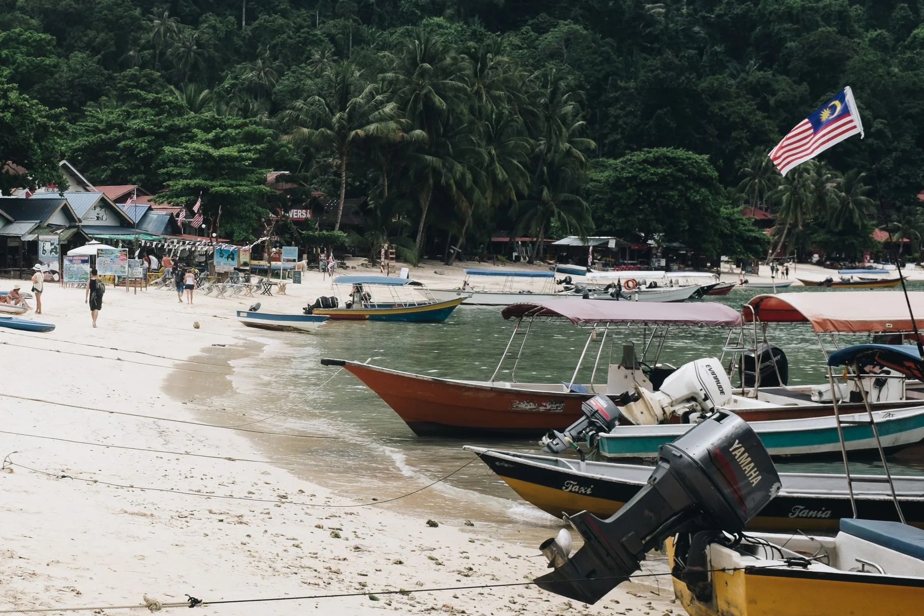Łodzie rybackie na spokojnej plaży w Terengganu w Malezji Łodzie rybackie na spokojnej plaży w Terengganu w Malezji