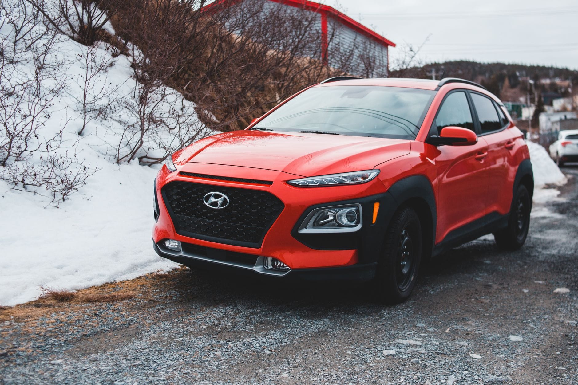 Czerwony SUV Hyundai zaparkowany na śniegu w zimowy dzień