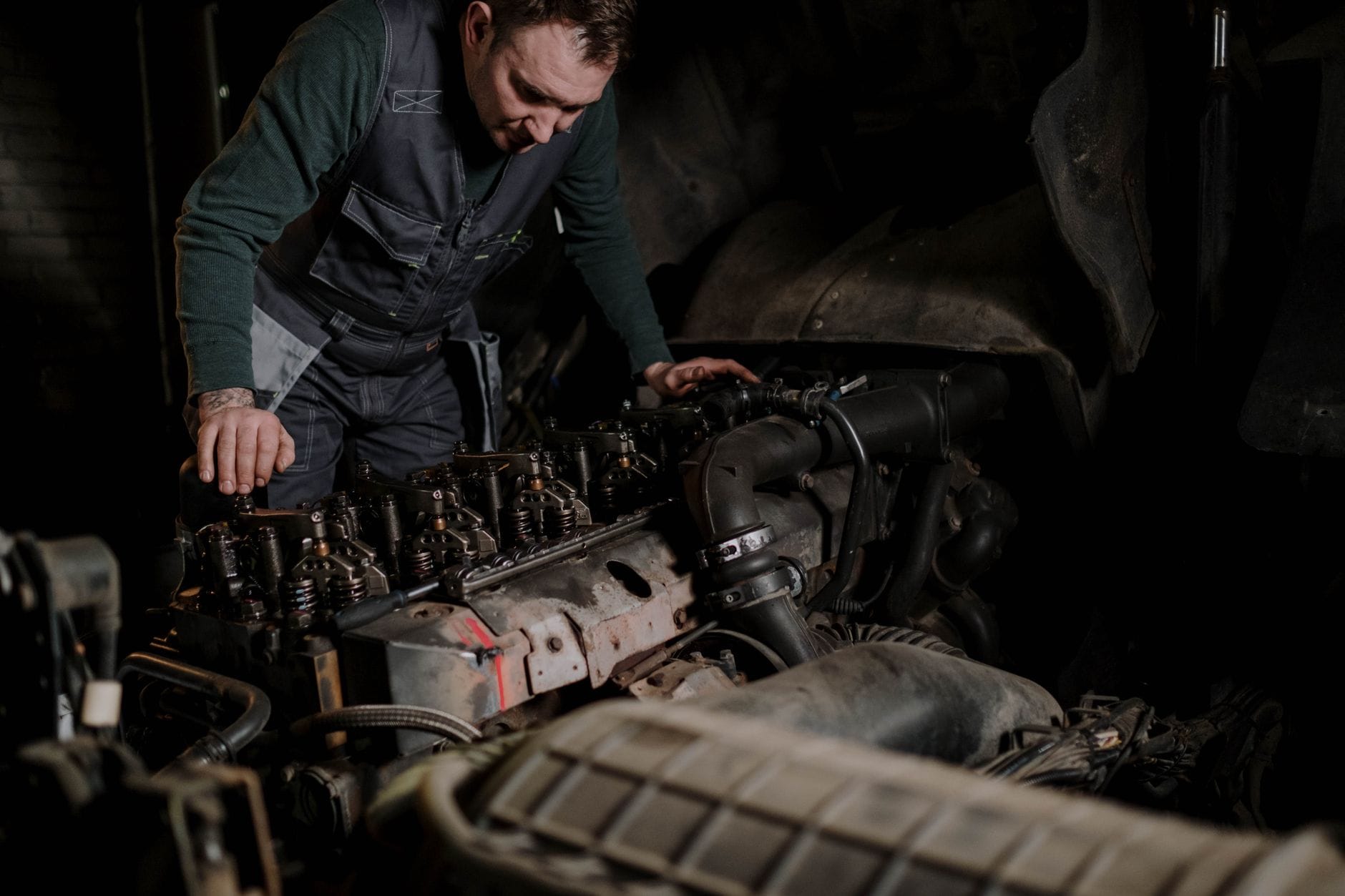 Mechanik pracuje przy silniku Hondy w warsztacie