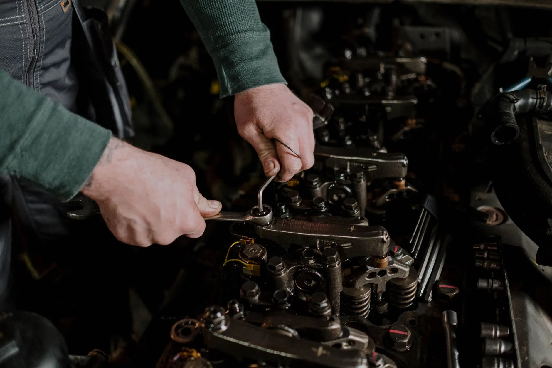 Mechanik przy silniku Hondy podczas precyzyjnej regulacji turbo
