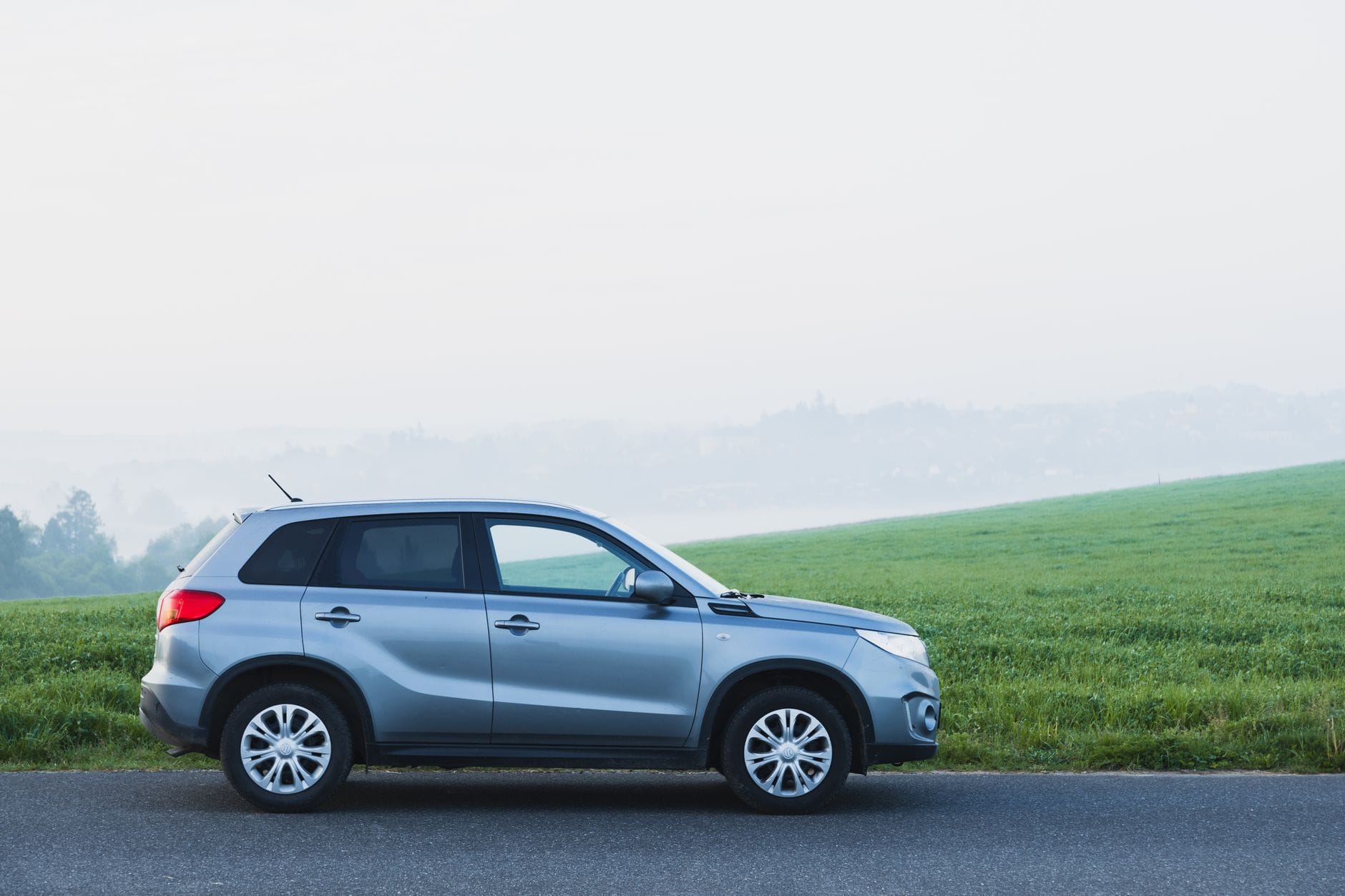 Używana Kia Sportage za 50 tysięcy – które wersje silnikowe są najmniej ryzykowne Srebrna Kia Sportage zaparkowana na mglistiej wiejskiej drodze