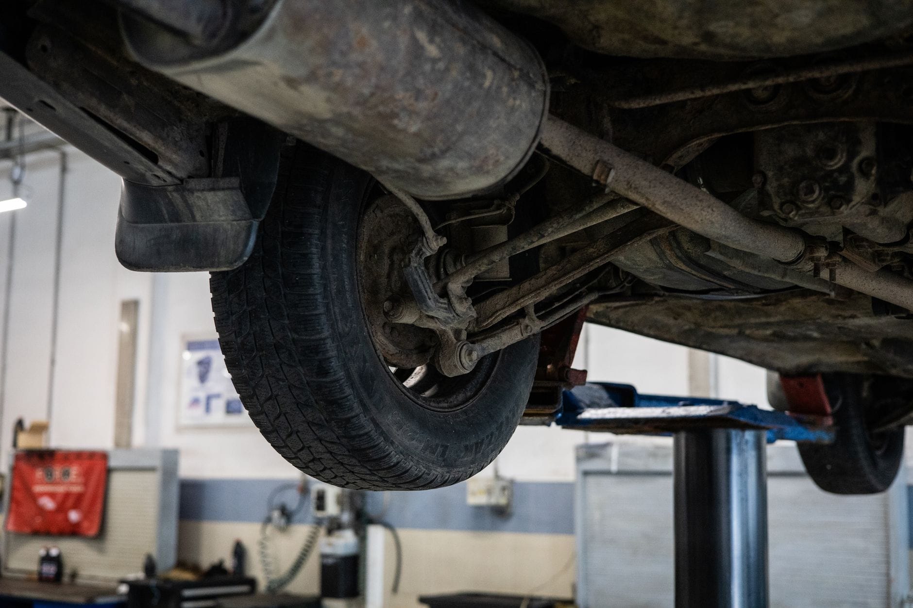 Zbliżenie podwozia Citroëna w serwisie podczas przeglądu zawieszenia hydropneuma