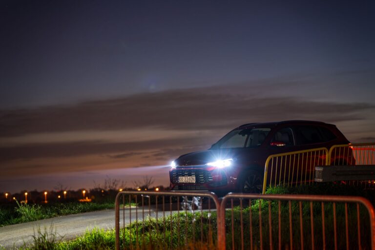 Czerwony SUV Changan CS35 Plus na wiejskiej drodze o zachodzie słońca